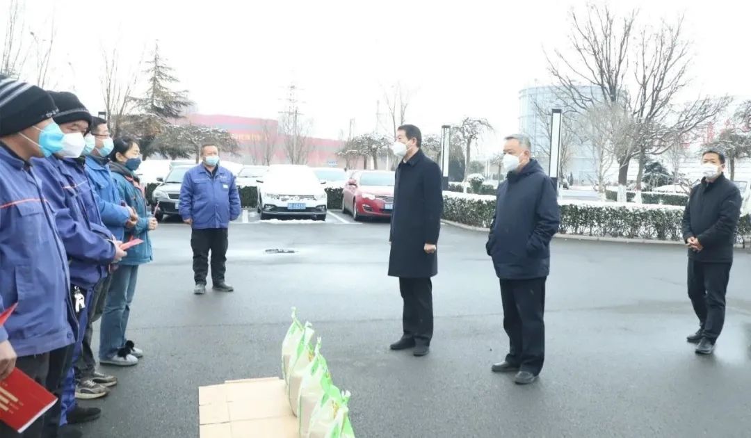王宝玉书记到乐动平台看望慰问职工和劳模李静敏